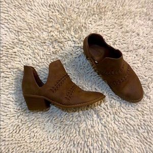 Universal thread ankle boots